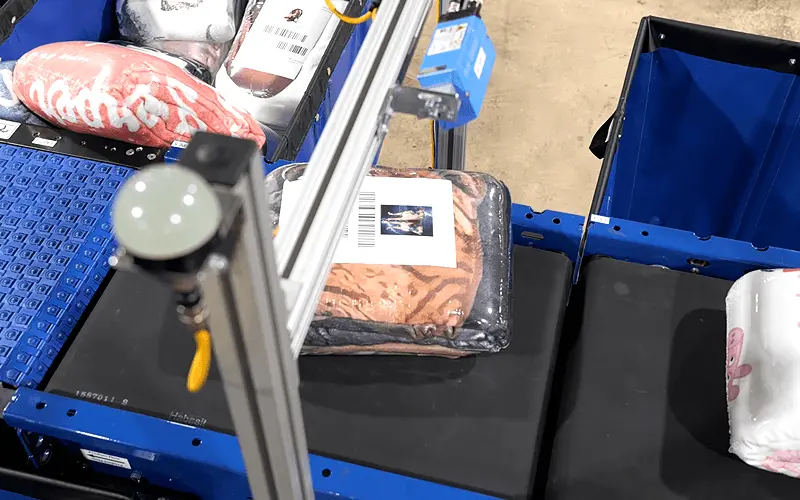 Packages in a conveyor belt